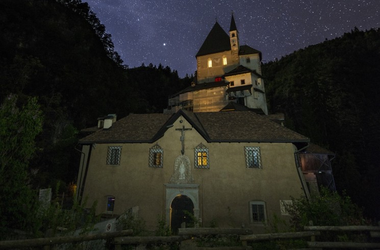 Sacro-Notturna-Val-di-Non-Santuario-San-Romedio-ph-Diego-Marini_rid